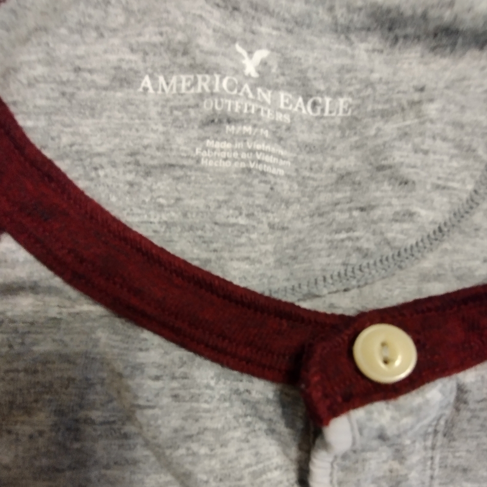 💚 American Eagle Outfitters Gray and Red (Burgundy)Casual 1/4 Button  Shirt